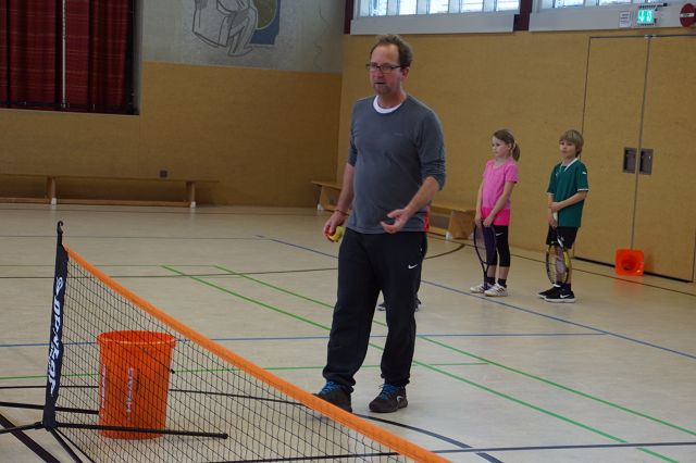 Wir spielen Tennis.